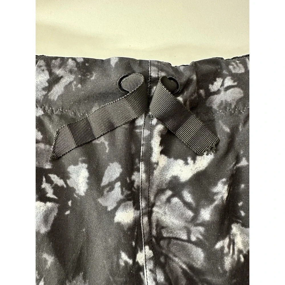 Lululemon Spring Break Away Shorts Size 8 Womens II in Dusk Dye White/Black